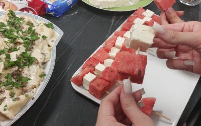 Drei Abschlusskurse in Hauswirtschaft im Jahrgang 10 haben mit Kreativität und Selbstständigkeit ein Buffet für geladene Gäste gezaubert!