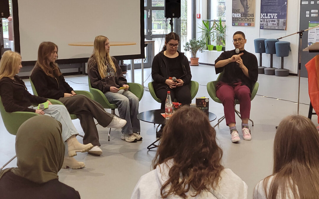 Preisträgerin Deutscher Jugendliteratur Chantal-Fleur Sandjon an der Gesamtschule am Forstgarten